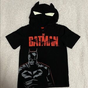 Batman boys size 6 tee shirt wirh hood of glow in dark eyes and Batman ears NWOT